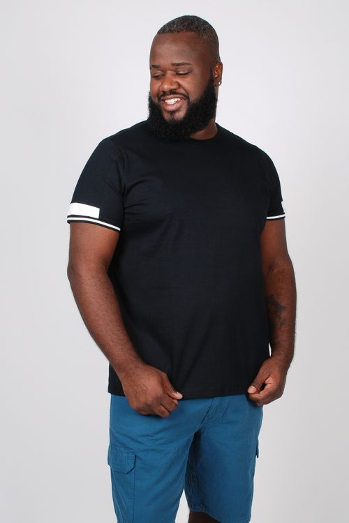Camiseta com retilinea no punho plus size preto