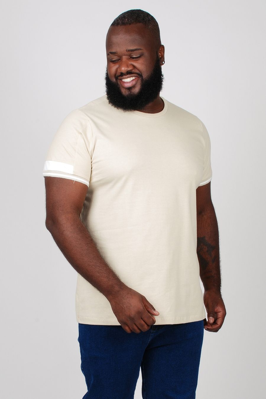 Camiseta com retilinea no punho plus size bege