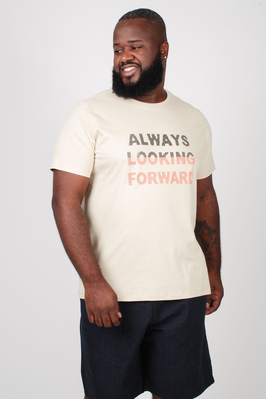 Camiseta com estampa em alto relevo plus size bege