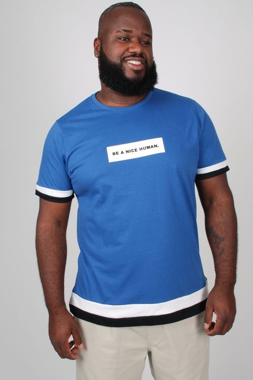 Camiseta com estampa e detalhes na barra e punho plus size azul