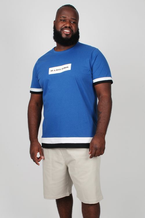 Camiseta com estampa e detalhes na barra e punho plus size azul