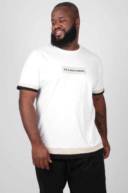 Camiseta com estampa e detalhes na barra e punho plus size off white