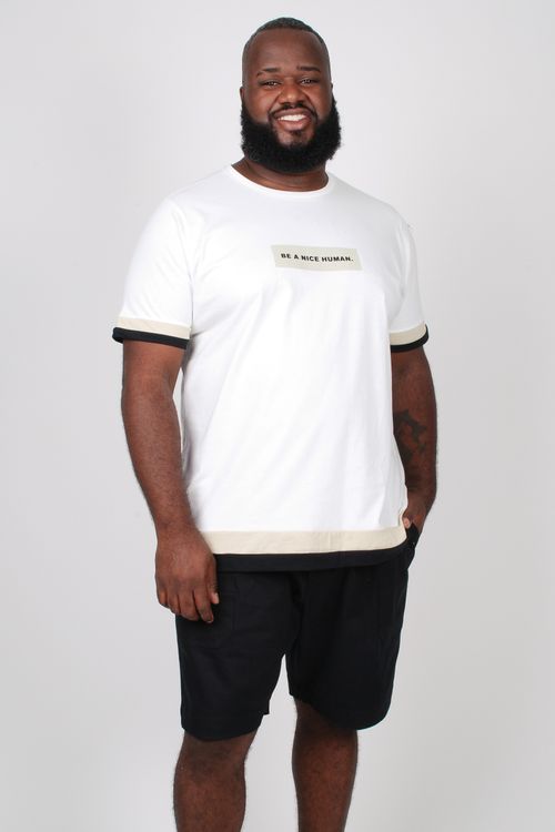 Camiseta com estampa e detalhes na barra e punho plus size off white