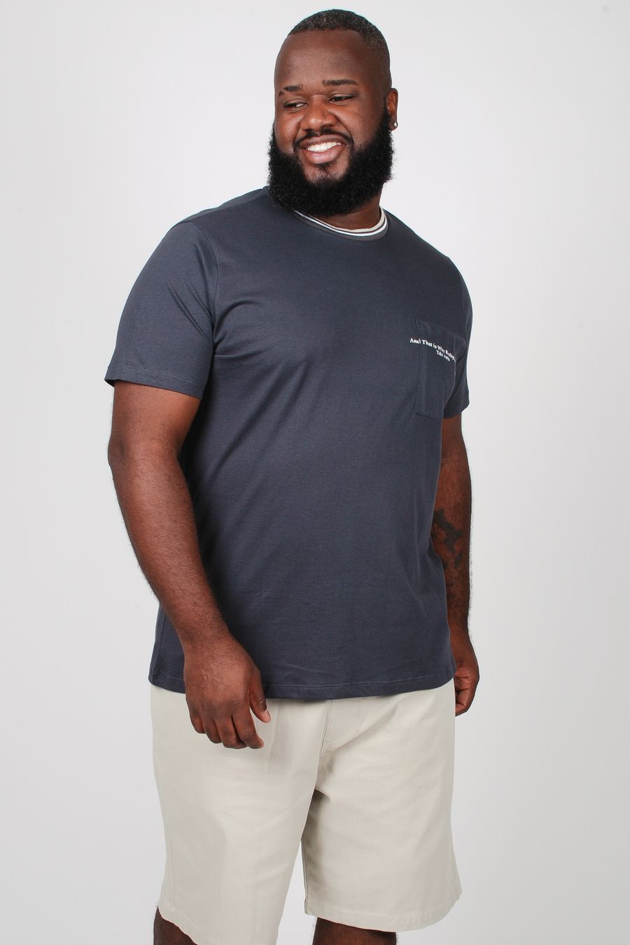 Camiseta com estampa no bolso e gola de retilinea plus size cinza chumbo