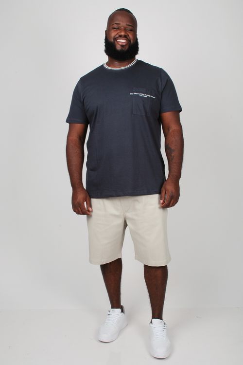 Camiseta com estampa no bolso e gola de retilinea plus size cinza chumbo