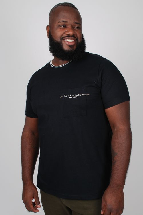 Camiseta com estampa no bolso e gola de retilinea plus size preto