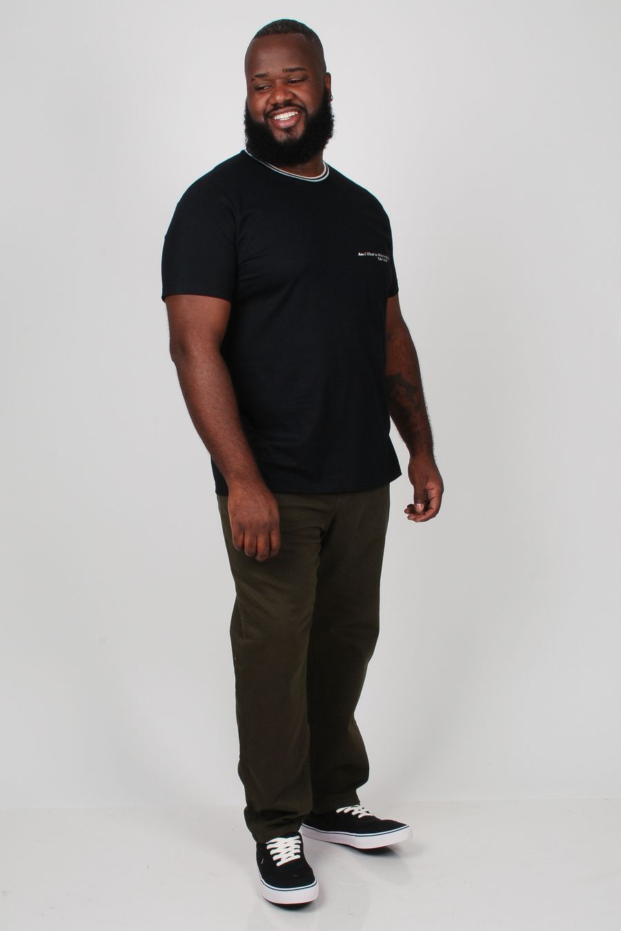 Camiseta com estampa no bolso e gola de retilinea plus size preto