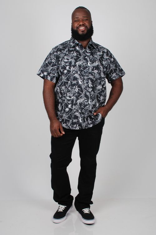 Camisa manga curta estampa floral plus size preto
