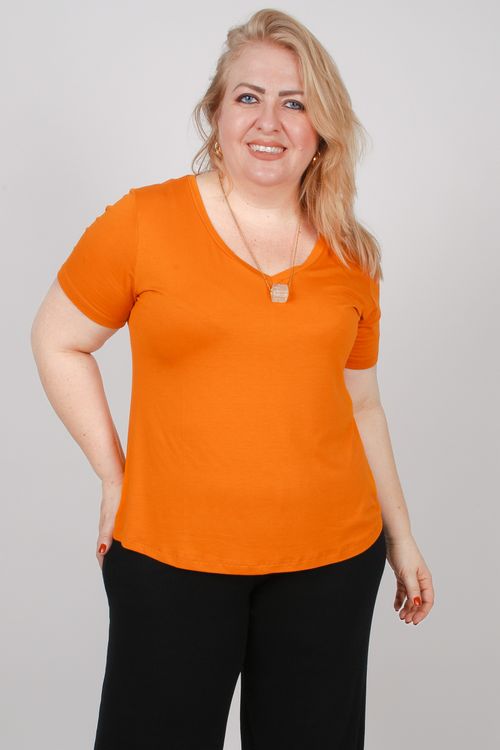T-shirt básica decote v plus size caramelo