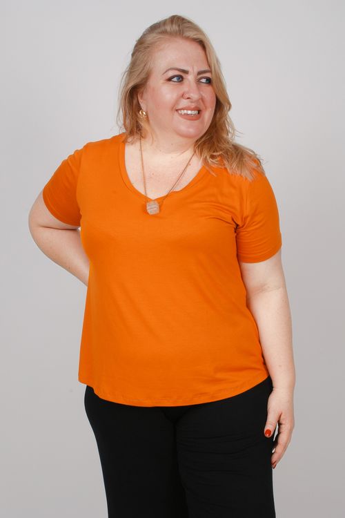 T-shirt básica decote v plus size caramelo