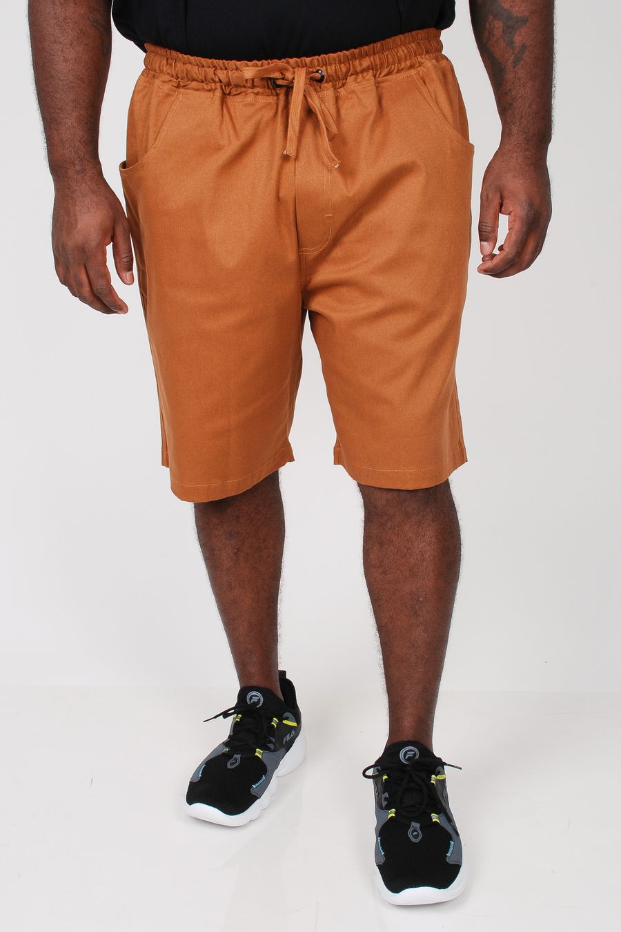Bermuda em sarja com elastano plus size caramelo