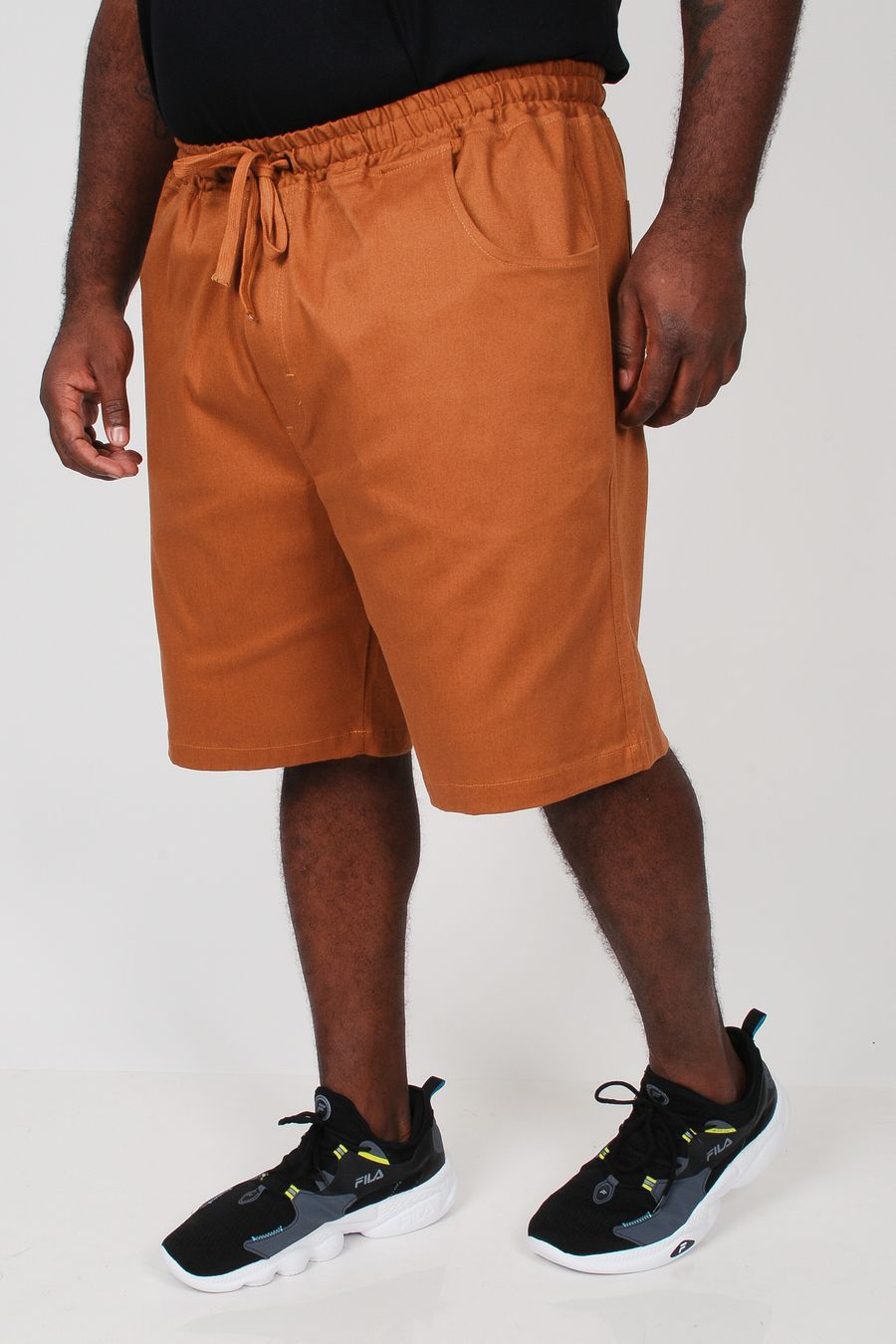 Bermuda em sarja com elastano plus size caramelo