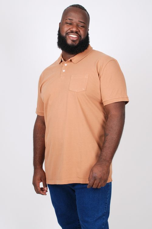 Camisa polo lisa básica com bolso plus size caramelo
