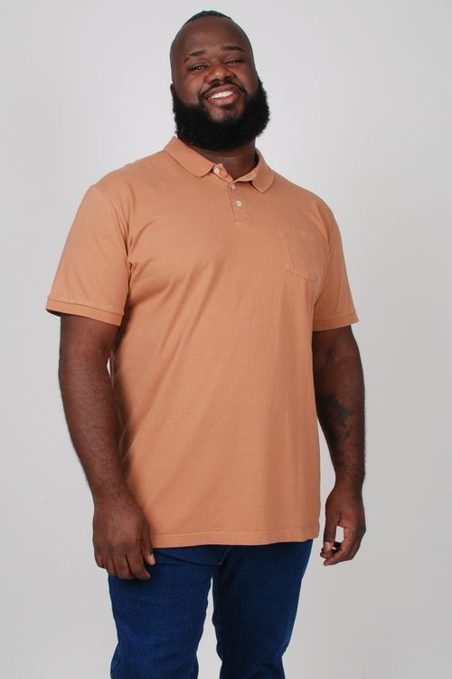 Camisa polo lisa básica com bolso plus size caramelo