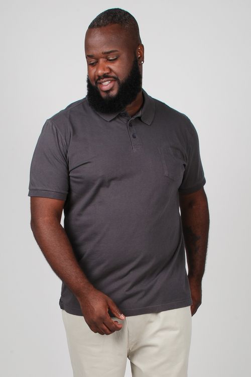 Camisa polo lisa básica com bolso plus size cinza chumbo