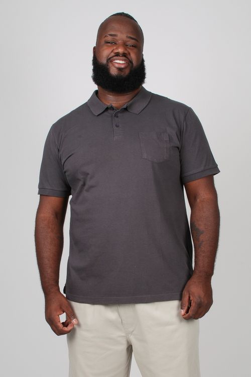 Camisa polo lisa básica com bolso plus size cinza chumbo