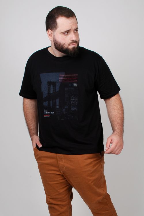 Camiseta em meia malha com estampa urban plus size preto