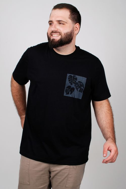 Camiseta em malha com estampa folhagem puls size preto