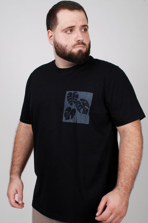 Camiseta em malha com estampa folhagem puls size preto
