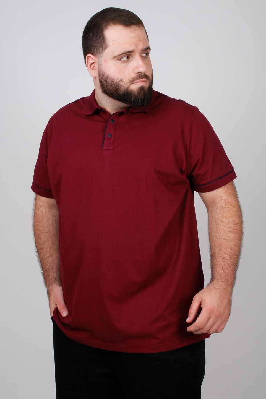 Camiseta polo em meia malha com vivo contrastante plus size vinho