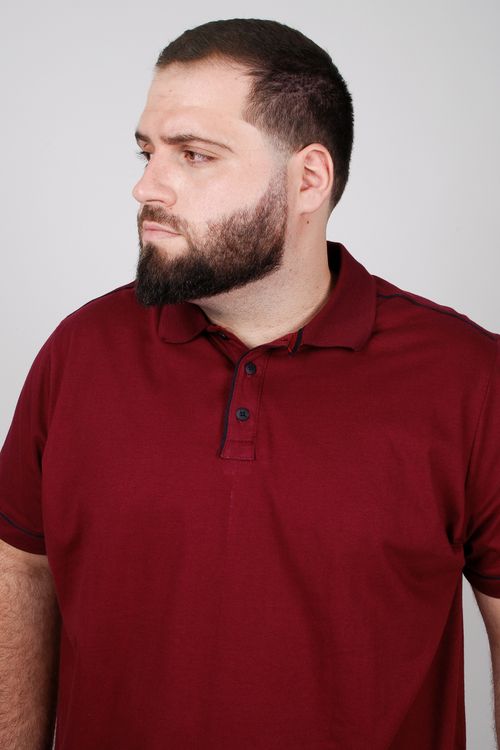 Camiseta polo em meia malha com vivo contrastante plus size vinho
