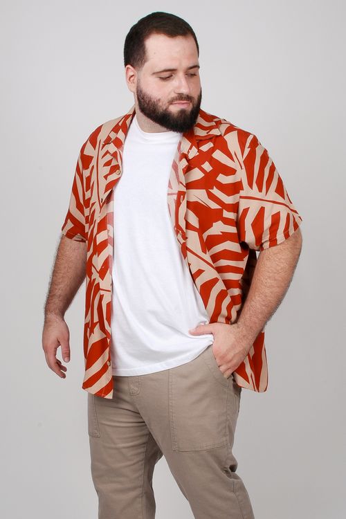 Camisa manga curta em viscose estampada plus size bege