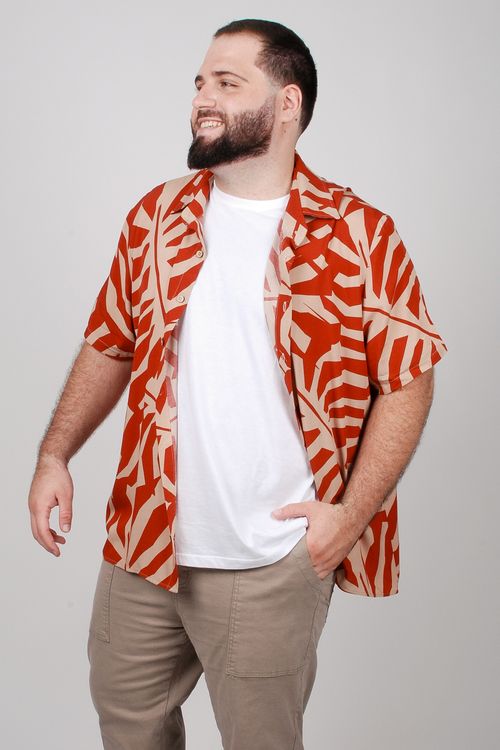 Camisa manga curta em viscose estampada plus size bege