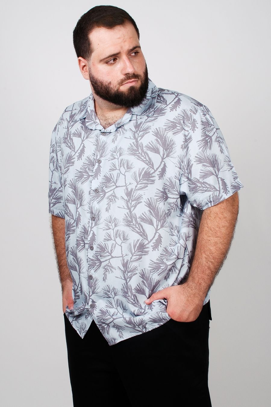 Camisa manga curta em viscose estampada plus size cinza