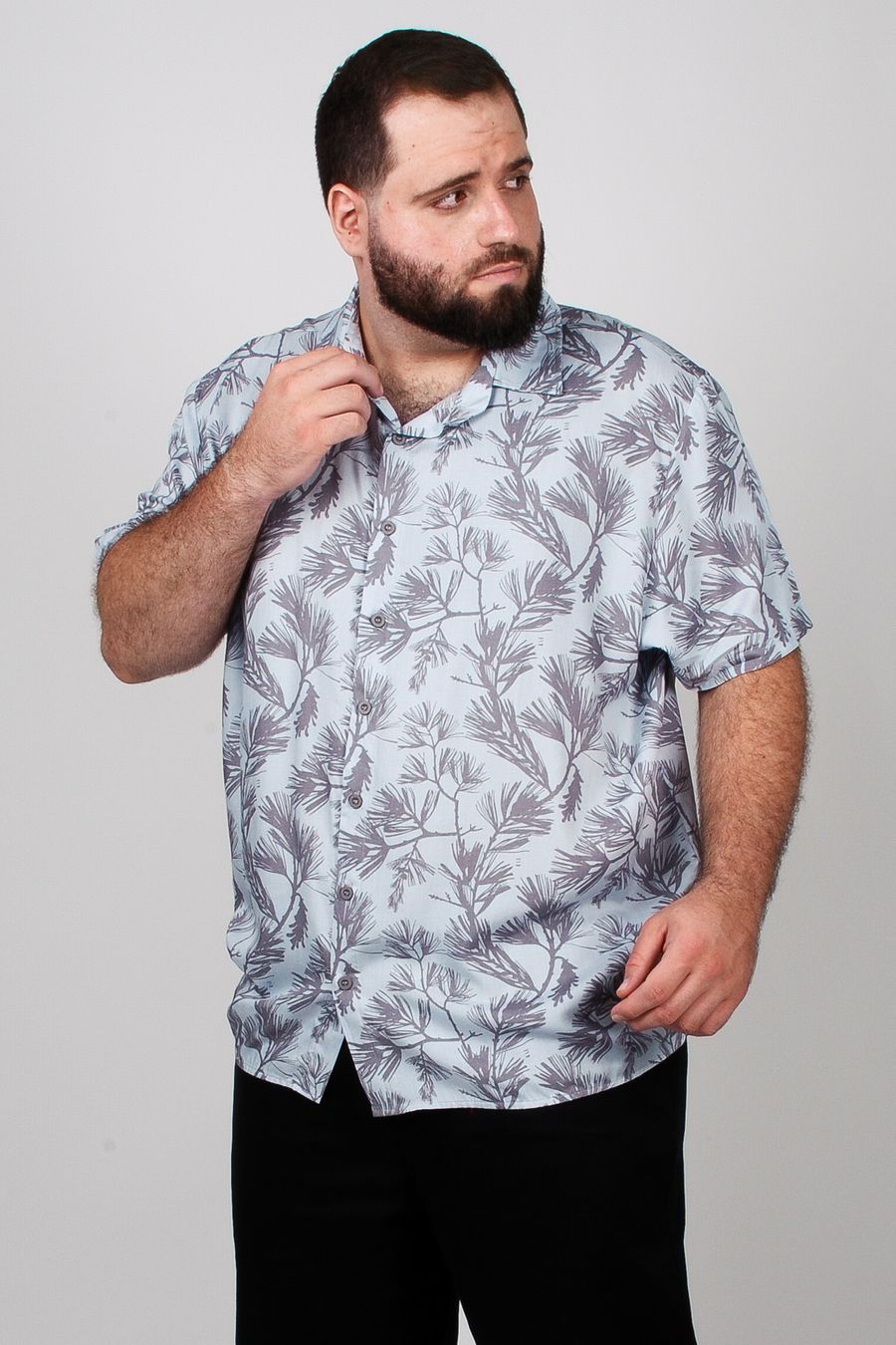 Camisa manga curta em viscose estampada plus size cinza