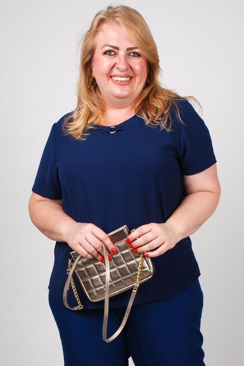 Blusa com detalhe de argola no decote plus size azul marinho