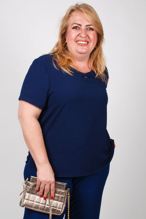 Blusa com detalhe de argola no decote plus size azul marinho