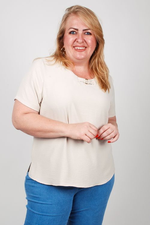 Blusa com detalhe de argola no decote plus size bege