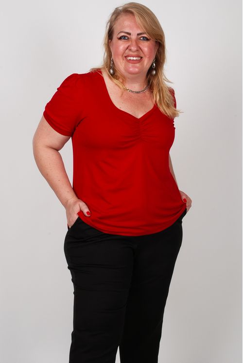 Blusa em malha com franzidos no decote e manga plus size vermelho