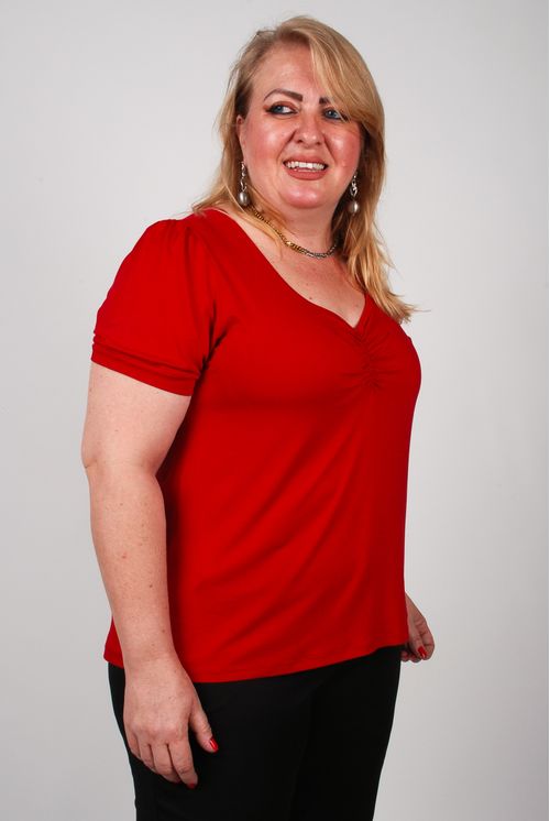 Blusa em malha com franzidos no decote e manga plus size vermelho