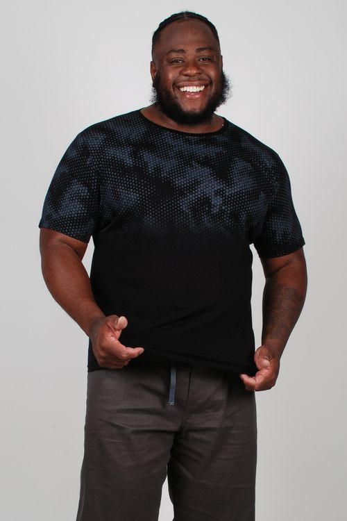 Camiseta em meia malha com estampa camuflagem preto