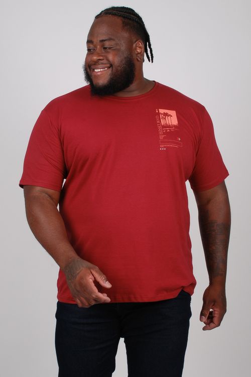 Camiseta em meia malha com estampa lateral vinho