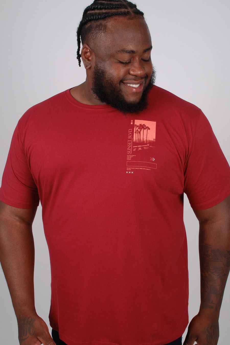 Camiseta em meia malha com estampa lateral vinho