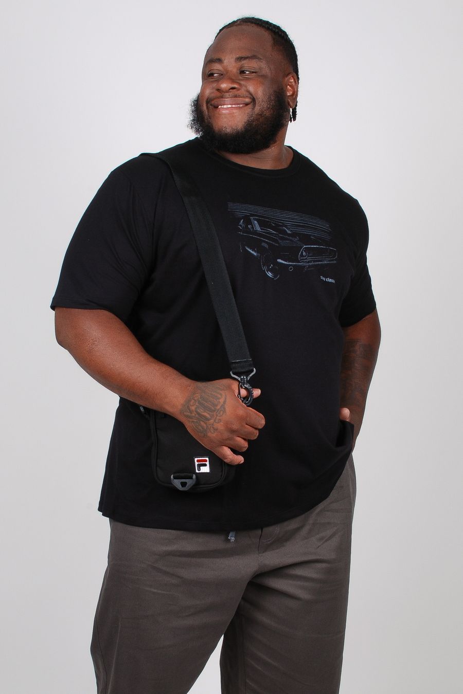 Camiseta em meia malha com estampa 'classic car' plus size plus size preto