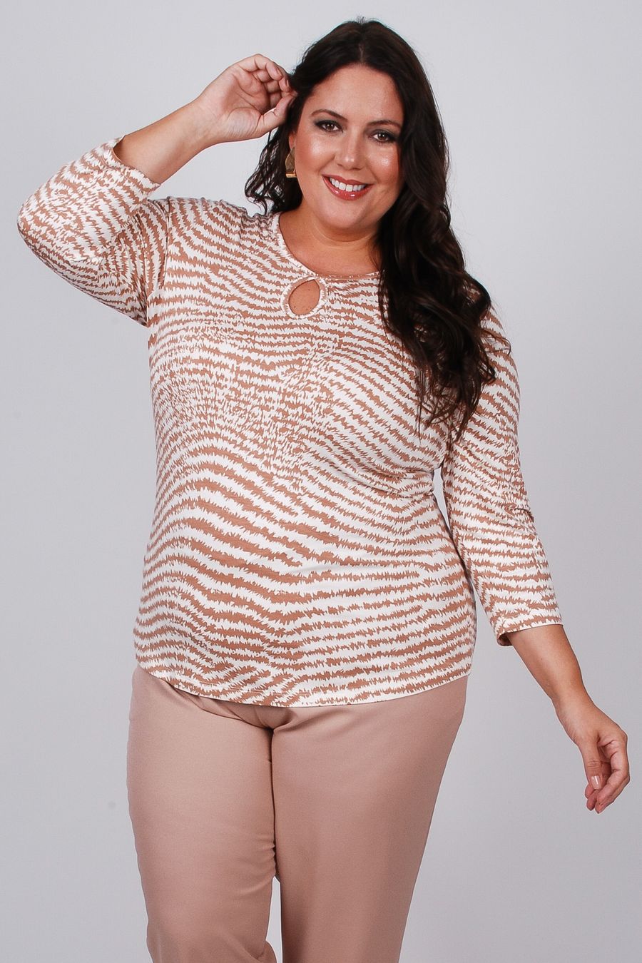 Blusa em malha estampa com manga bege