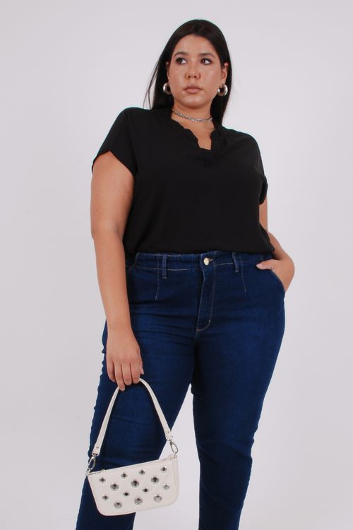 Blusa em viscose lisa com gola padre preto