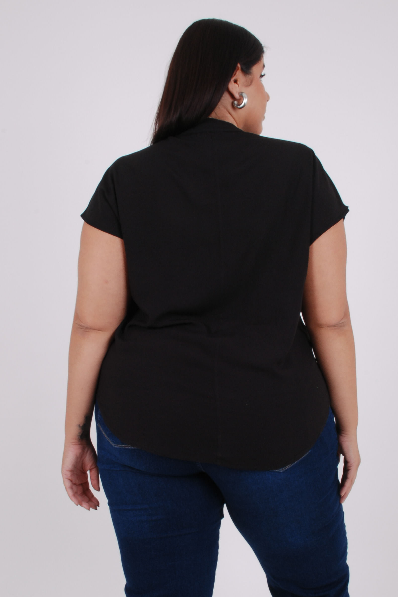 Blusa-em-viscose-lisa-com-gola-padre_0026_4