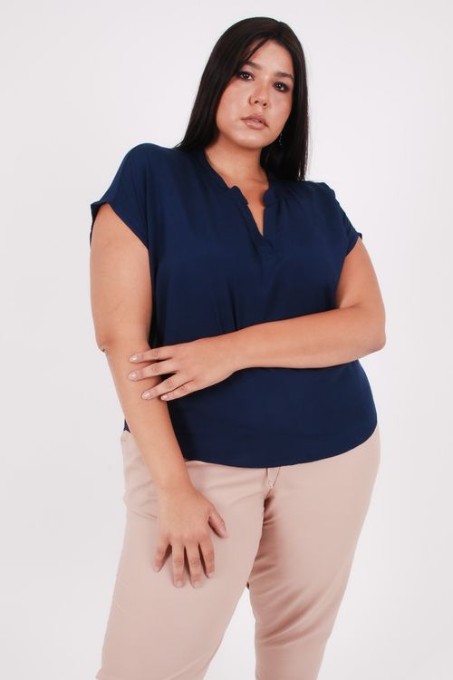 Blusa em viscose lisa com gola padre azul marinho