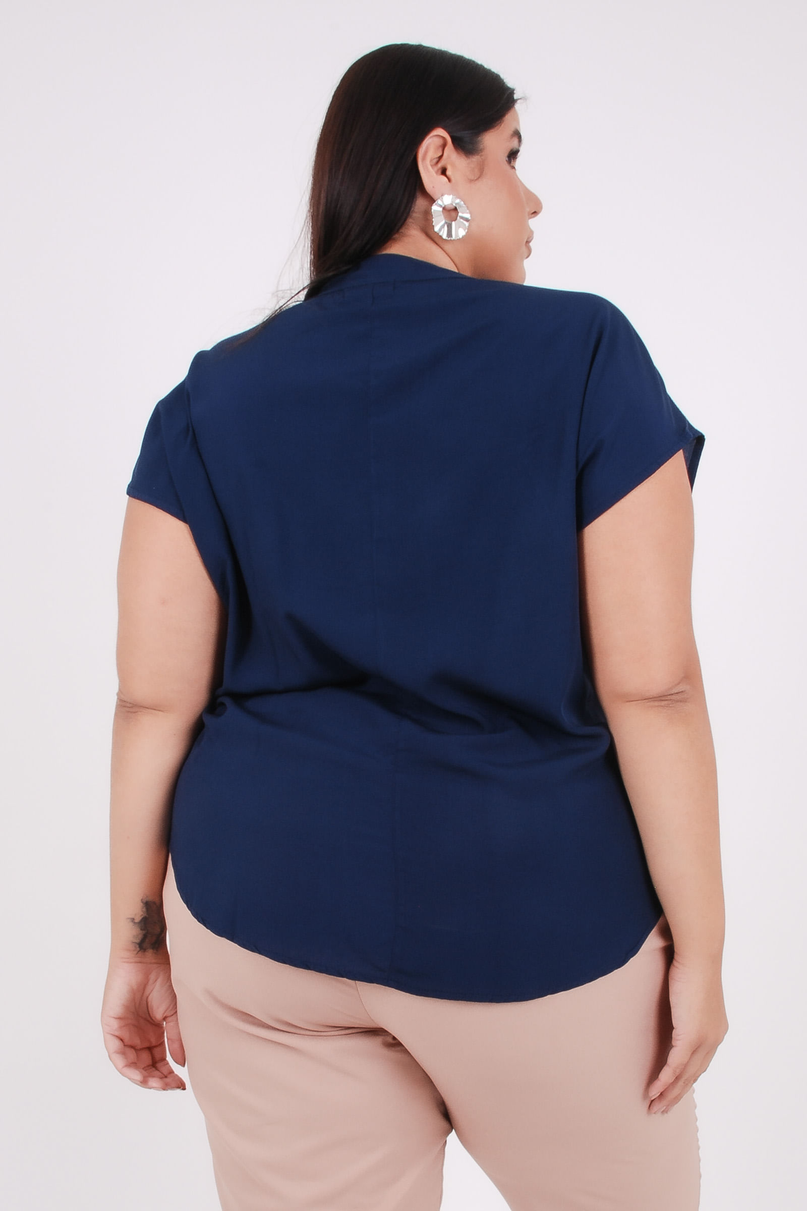 Blusa-em-viscose-lisa-com-gola-padre_0004_4