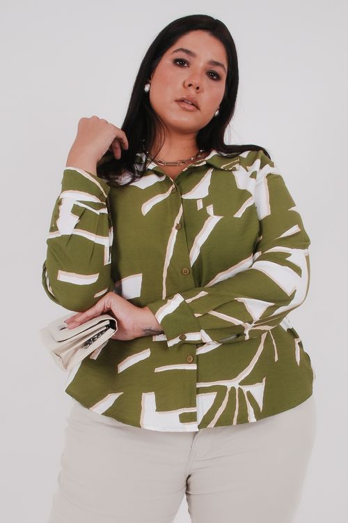 Camisa manga longa em tecido estampado plus size verde militar