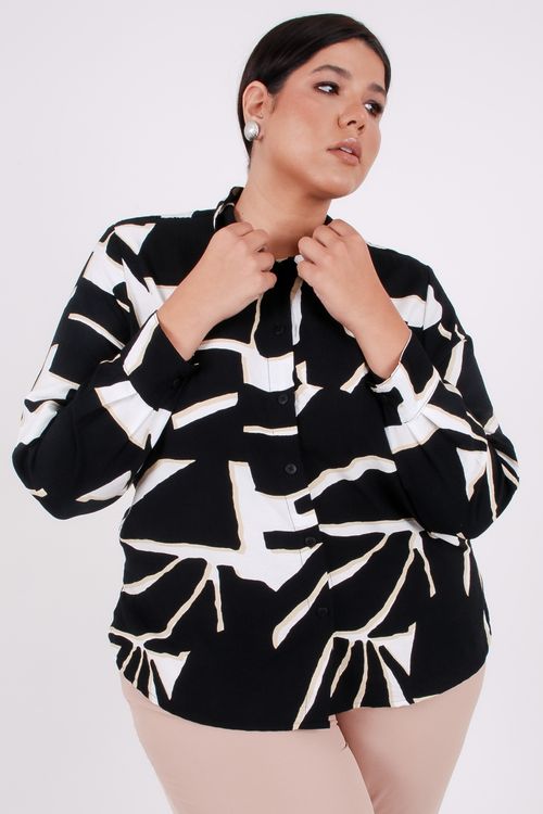 Camisa manga longa em tecido estampado plus size preto