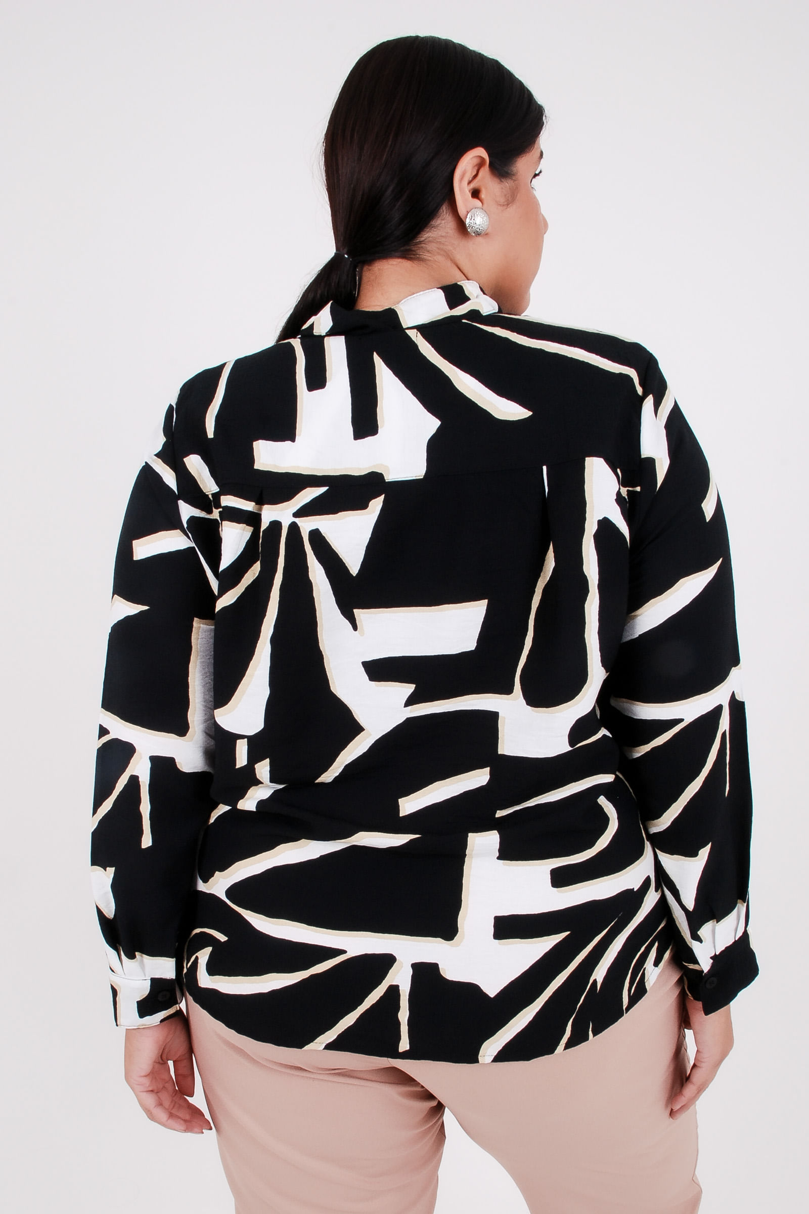 Camisa-manga-longa-em-tecido-estampado-plus-size_0026_4