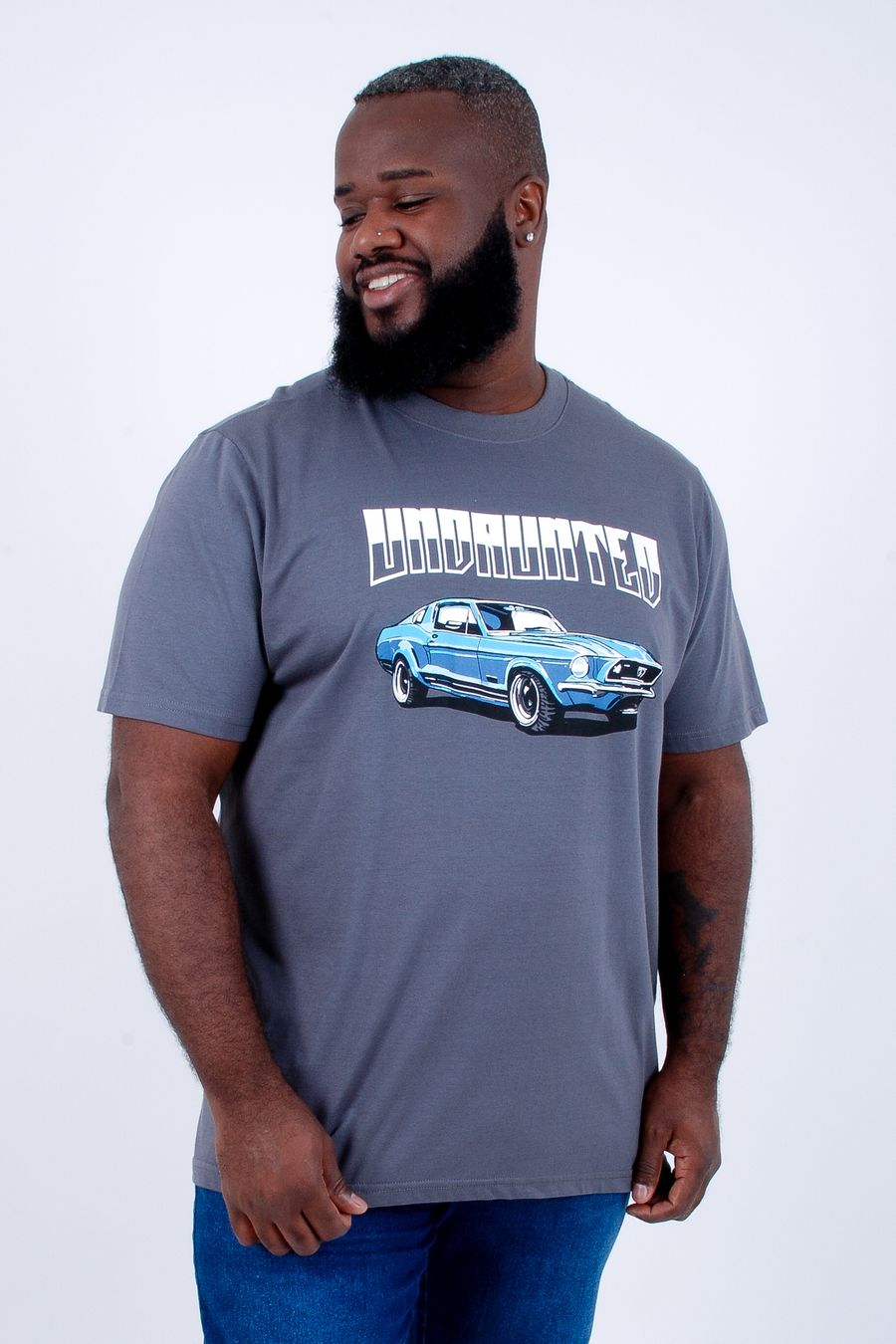 Camiseta meia malha masculina com estampa frente cinza chumbo