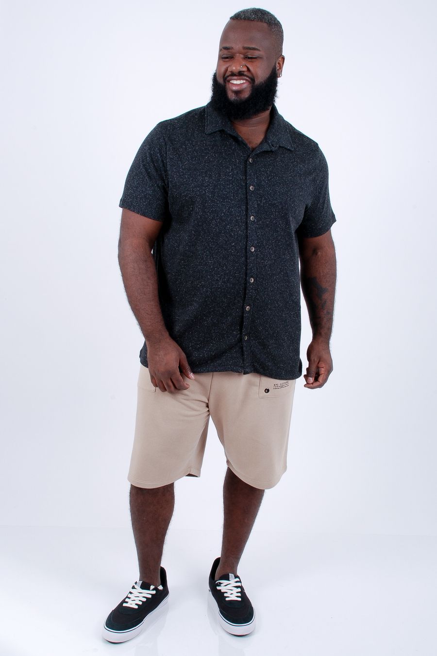Camisa manga curta em malha com textura plus size preto