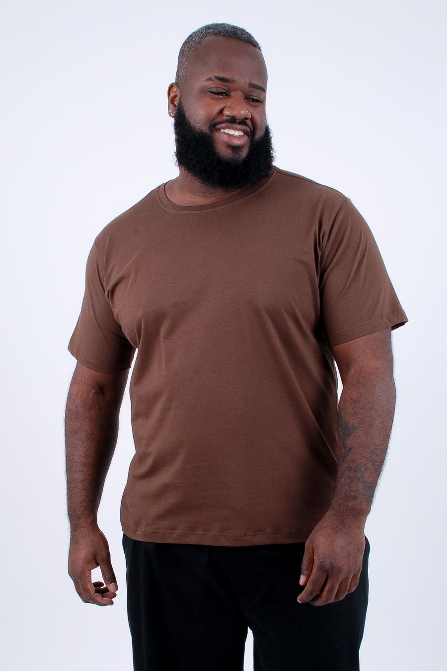 Camiseta básica masculina plus size marrom