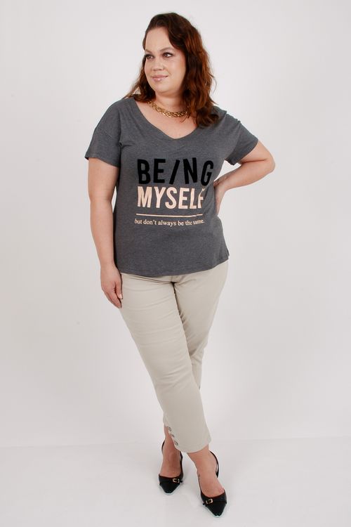 Blusa manga curta com estampa lettering "being myself" cinza chumbo